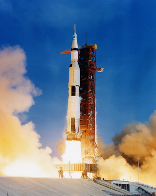 Az Apollo-16-os rakétájának harmadik fokozata, azaz annak becsapódási nyoma a Holdon
