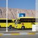 Iskolabuszok a határon – az Egyesült Arab Emírségeket elhagyva belépünk az Ománi Szultánságba. Ománban kisebb a puccparádé, józanabb és nyugodtabb az élet, de, a látogató szemével nézve legalább olyan érdekes. Az uniós határokhoz szokottaknak már elve a határátlépés is kaland a várakoztatással, az útlevelek hosszas tanulmányozásával, írisz-szkenneléssel, rengeteg adminisztrációval. 