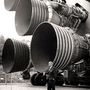 Von Braun a Saturn V első fokozatának F-1-esei előtt
