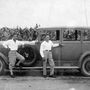 Elegáns Mercedes szedán és bricsesznadrág 1924-ből – az urak bizonyára sokra vitték a felsőbb körökben