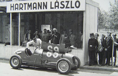 Hartmann László a budapesti nagydíj edzésén. A Maserati 6CM sorhatos motorja 1,5 literes és kompresszor erősíti