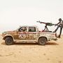 A csádi harcosok rájöttek, hogy ha 100 km/h-nál gyorsabban hajtanak keresztül az aknamezőn, a gyújtószerkezetek nem jönnek működésbe. Egyébként csalok, mert a két James Mollison kép pont líbiai katonákról készült