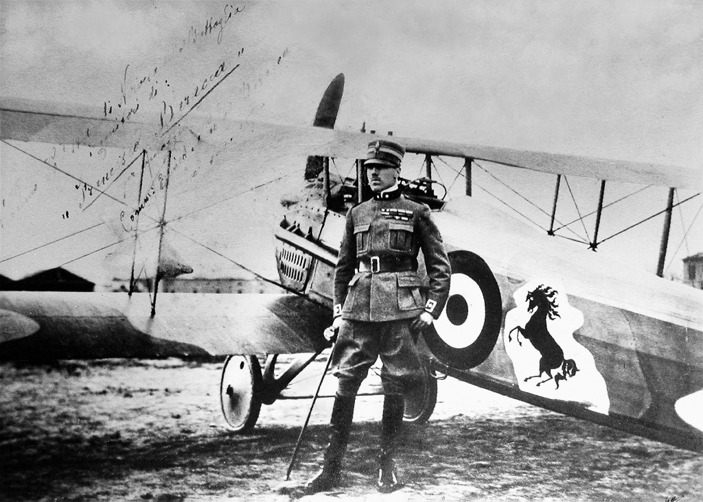 Egy rekonstruált SPAD S.XIII-as egy légi bemutatón. Festése Baracca gépével azonos, így viseli az ágaskodó lovacskát is