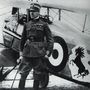 Francesco Baracca az ágaskodó lovacskát viselő repülőgépe, egy SPAD S.XIII-as előtt