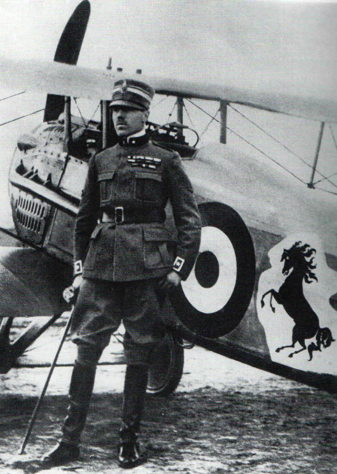Egy rekonstruált SPAD S.XIII-as egy légi bemutatón. Festése Baracca gépével azonos, így viseli az ágaskodó lovacskát is