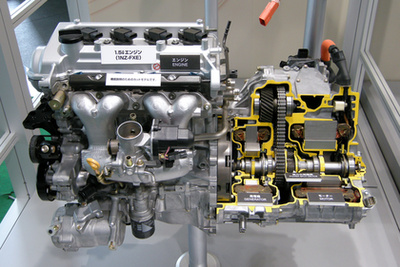 Ugyanaz másképp a Lexus LS-ben. A generátor és a hajtó elektromotor között a nyomatékosztó bolygómű