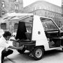 A Kereskedelmi és Minőségellenőrzési Intézet (KERMI) munkatársa vizsgálja a Pulit 1988-ban, hogy a miniautó kereskedelmi forgalomba kerülhessen (fotó: MTI/ Nemzeti Fotótár)