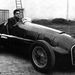 Dino Ferrari apja egy Tipo 125-ös, vagy talán 155-ös versenyautóban. Látszik, hogy kicsit be van tojva