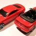 Két cég, azonos technológia: Chevy Camaro konceptautó a Hot Wheelstől, és Ford Mustang Shelby 500 GT a Matchboxtól