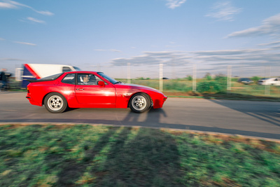 A legendás Lancia Delta HF Integrale a maga nyers brutalitásával épp a másik végletet képviseli. Akit nem ijesztett meg kívülről, annak az elképesztő menéssel és a hozzá tartozó hangélménnyel odabent fagyasztotta az arcára a vigyort.