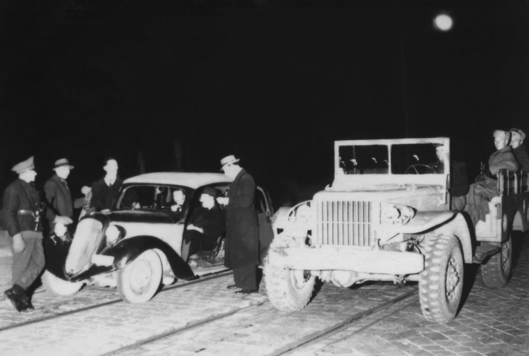 Több Dodge Weapont is átalakítottak sínautóvá a hatvanas évek elején. Ez a jármű sokáig Balassagyarmaton szolgált, jelenleg a Magyar Vasúttörténeti park gyűjteményében található