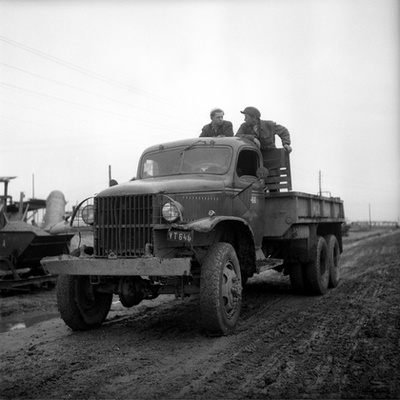 Több Dodge Weapont is átalakítottak sínautóvá a hatvanas évek elején. Ez a jármű sokáig Balassagyarmaton szolgált, jelenleg a Magyar Vasúttörténeti park gyűjteményében található