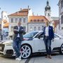 A világ legjobb képe - legalábbis az Audi Hungaria két főmérnöke szerint. A fények tökéletesek Győr főterén, az autó pedig egy TT RS. Kár ezzel vitatkozni.