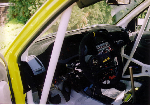 A gyári Suzuki Rally autó műszerfalának kezelése is Dunakeszin készül