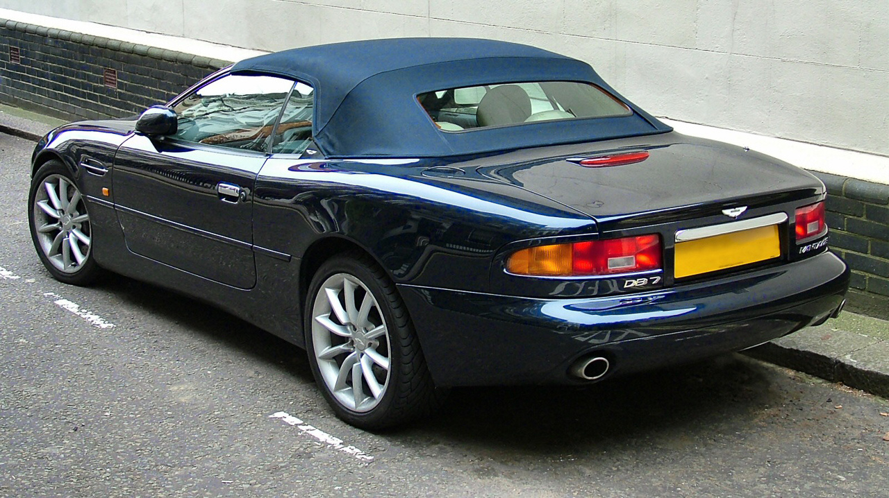 Aston Martin Virage fényszórók, itt még eredeti helyükön, az Audi 200-on