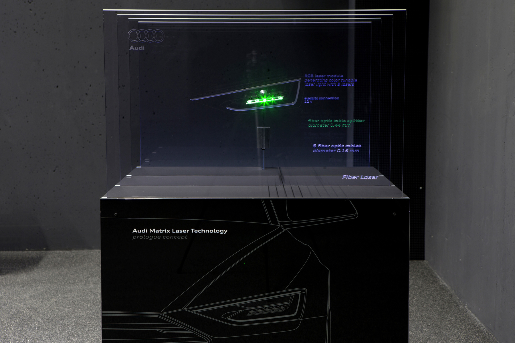 Az Audi TT Coupe LED Matrix első fényszórója, nappali menetfénnyel