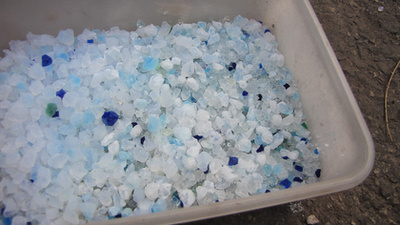 A kifehéredett kristályok már érintkeztek vízzel - elég látványos mennyiségű folyadékot képesek magukba szívni