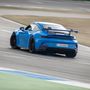 Hátul öt lengőkaros, elöl immár dupla kereszt-lengőkaros felfüggesztésével szépen megy keresztben az új Porsche 911 GT3