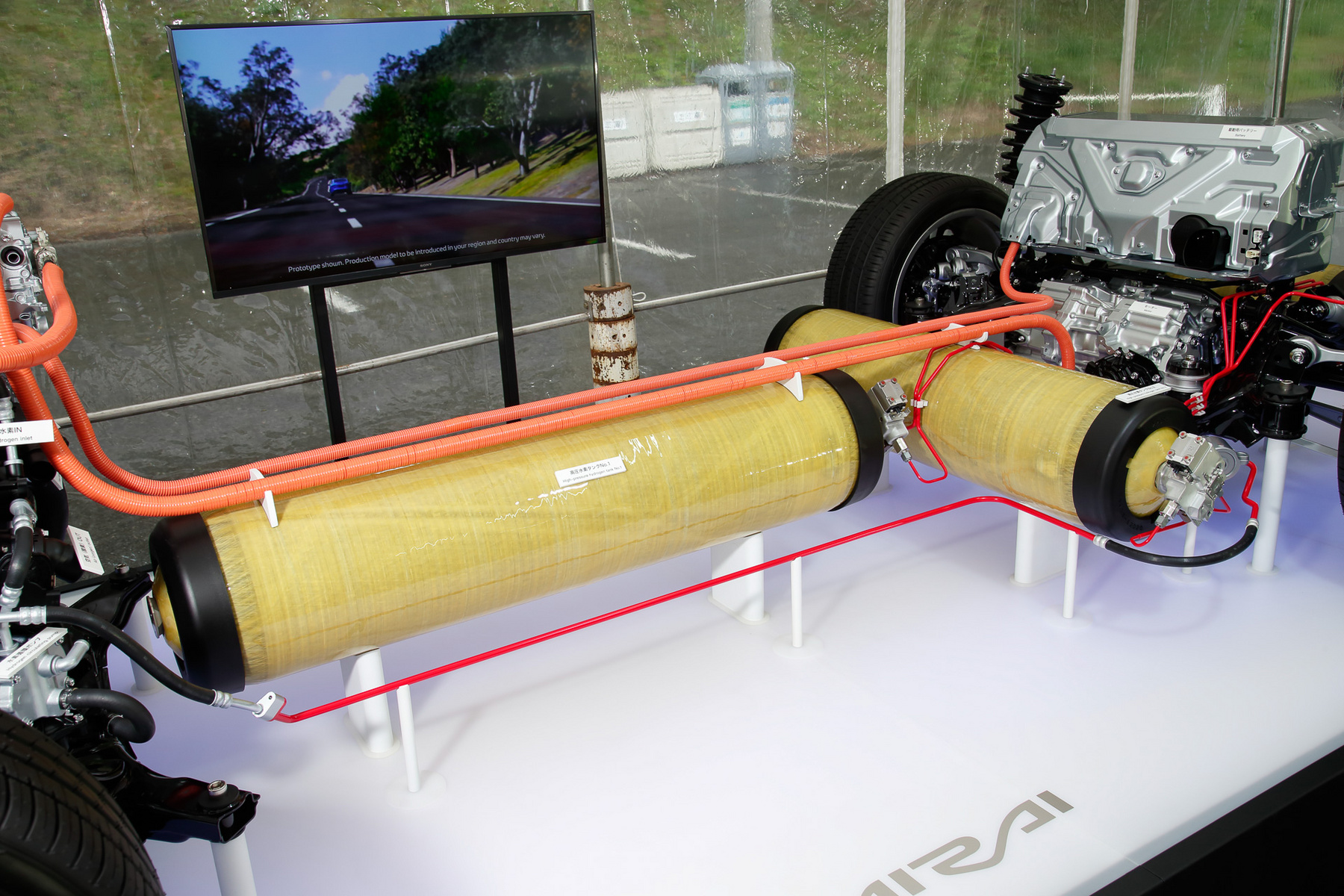 A versenyautóban a Yaris GR 1,6 literes, háromhengeres, turbófeltöltéses motorját etetik hidrogénnel