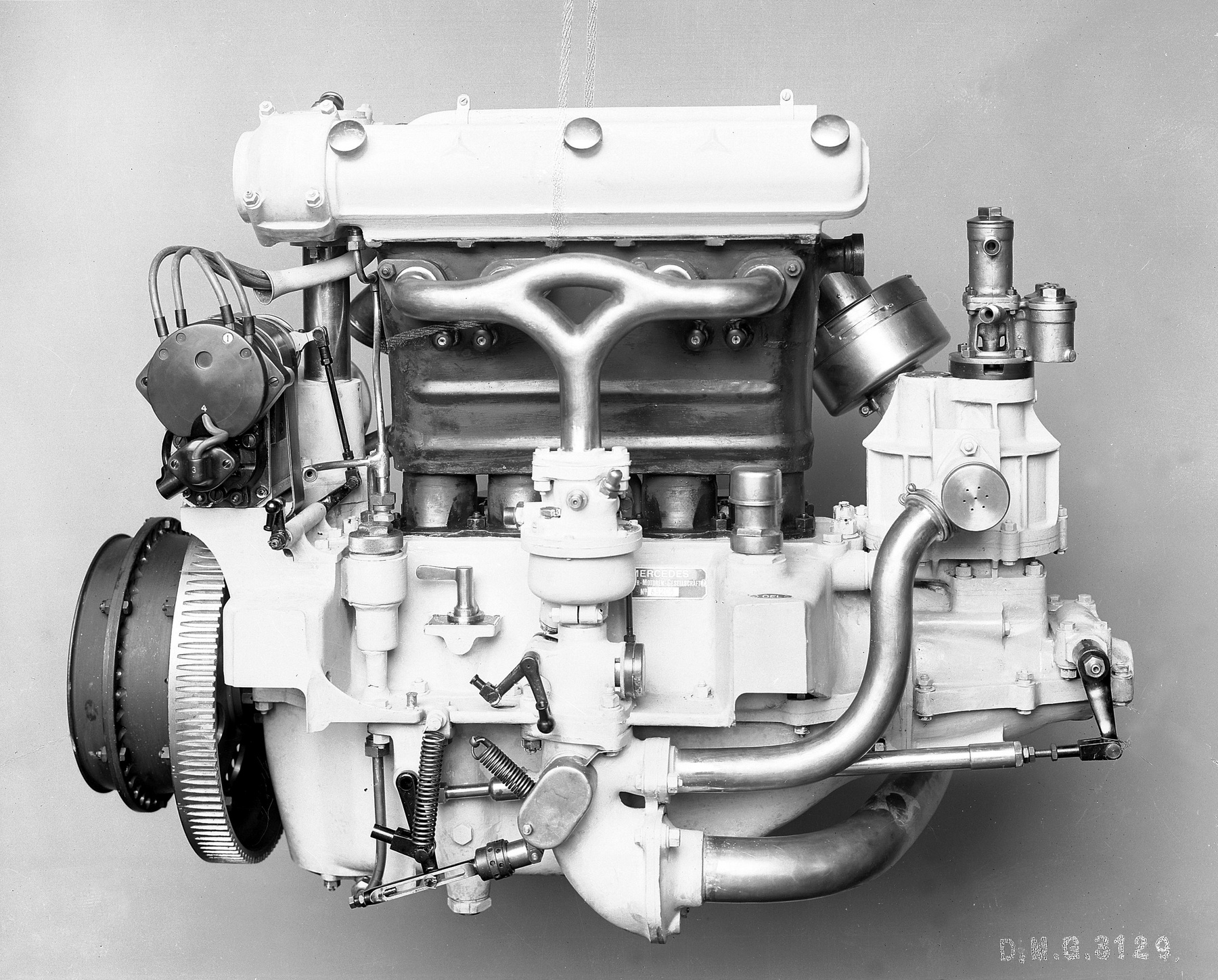 Az utolsó mohikánok egyike. A Jaguar F-type még kapható kompresszoros motorral. Az ötliteres V8-as 575 lóerőt ad le. De azt hogy!