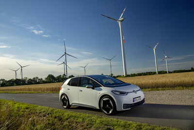 Máris sokat fejlődött az elektromos autók akkumulátorainak gyártása. Az eközben keletkező fajlagos szén-dioxid mennyiség is csökkent