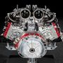 Nem 60, nem is 90, hanem 120 fokot zár be egymással a 296 GTB V6-os motorjának két hengersora. Be is fért a két turbó