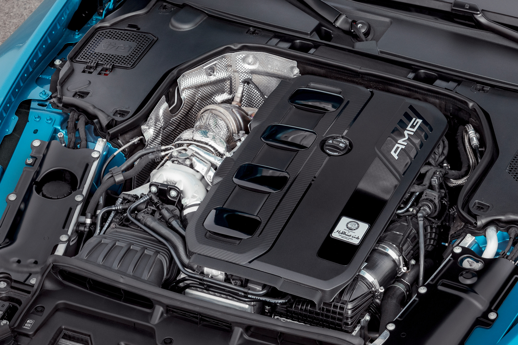 Az AMG One 1,6 literes V6-osának teljesítményét 574 lóerőre fújja fel az elektromos turbója, de a turbóba épített elektromotor is combos. Teljesítménye 122 LE