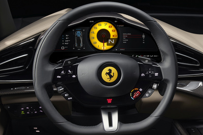 A négy ajtó ellenére merevebb a karosszéria, mint a GTC4Lussóé. Egy Ferrarihoz méltatlan lenne, ha a hátsó ajtók unalmasan, azaz hagyományosan nyílnának