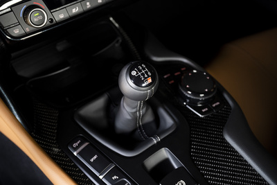 A Lexus új, elektromos szuper-sportautójának végleges kivitelében minden, a kormányzás, a sebességváltás és a fékezés is elektromos, illetve szimulált lesz