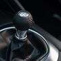 Rövid a Mazda MX-5 váltókarja, a megfelelő kialakítás miatt mégsem kell birkózni vele, sőt! 