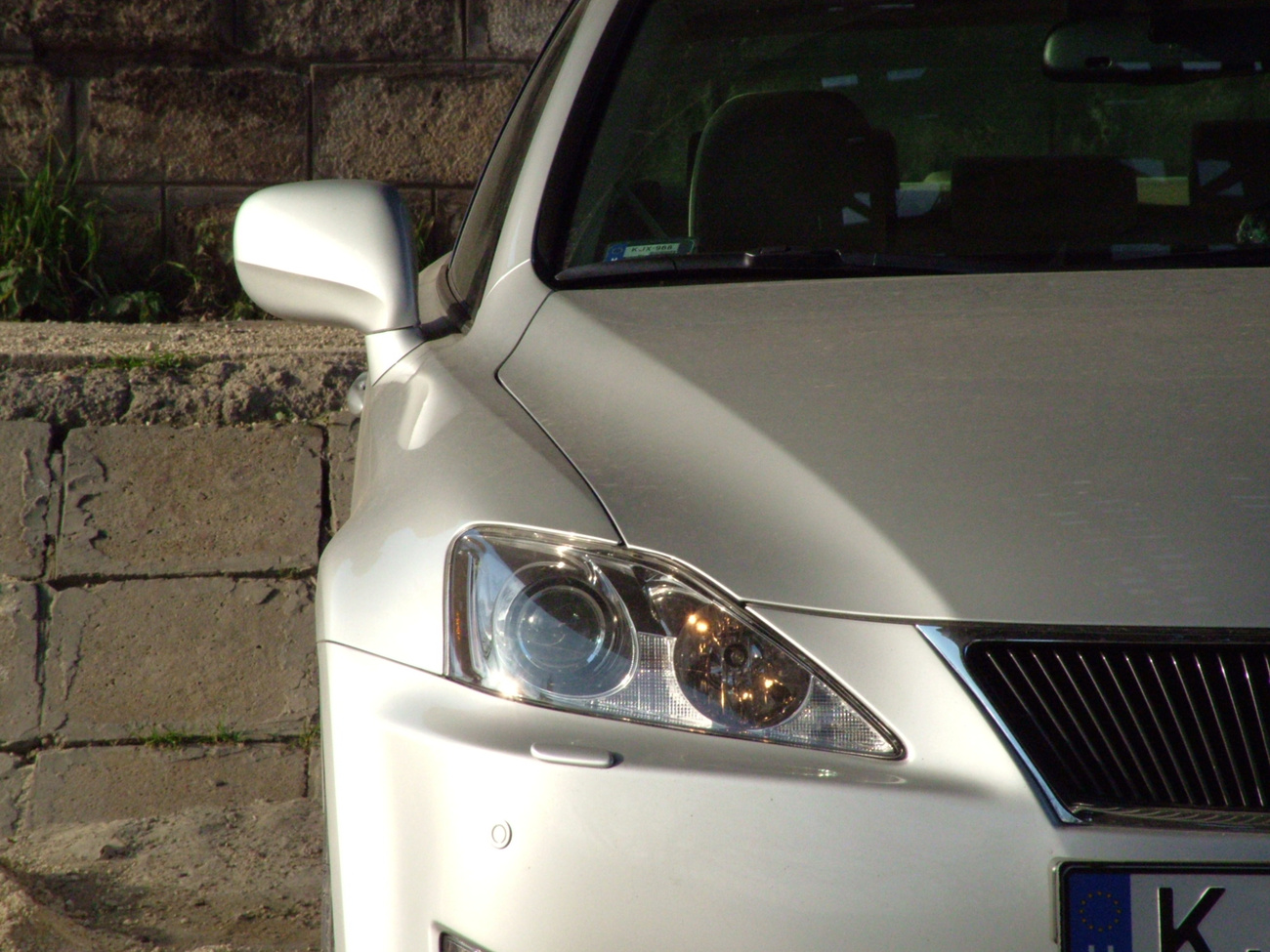 Irreális látvány a szolid Lexus éktelen pótkereke