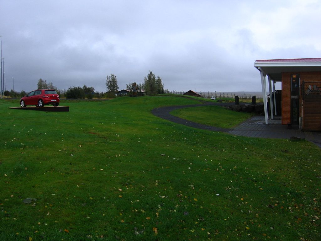 Szakadó esőben, pocsék izlandi utakon mutatták e az új Golfot. Sem az egyik, sem a másik nem zavarta a komfortját