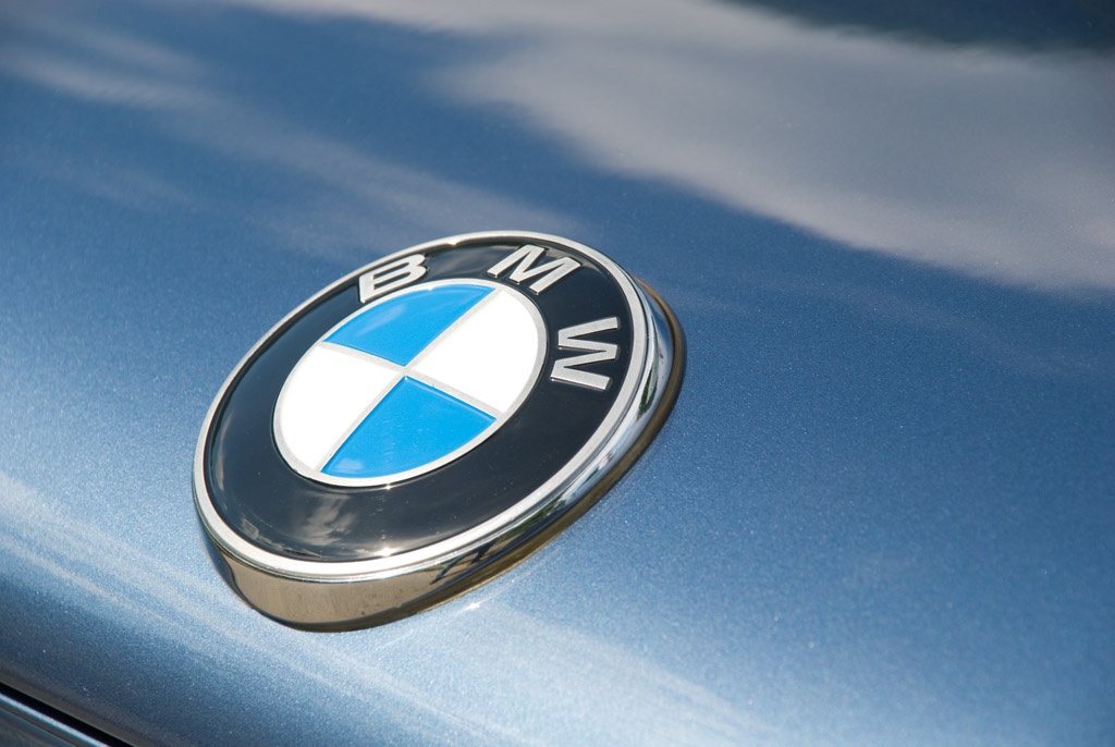 BMW-embléma az antenna tövében is