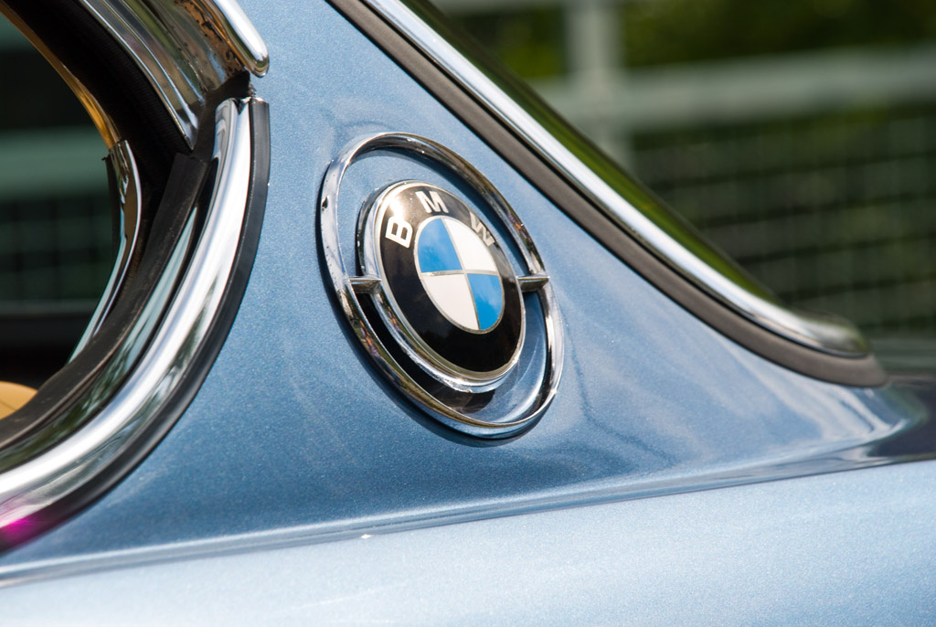 BMW-embléma az antenna tövében is