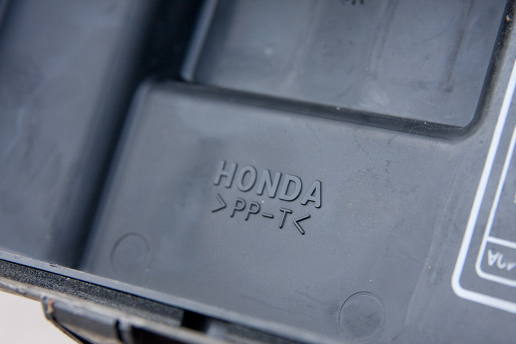 Ez volt a Honda Accord, facelift után, eleinte nem volt külön hűtőmaszkja. A látszat ellenére ez is négyajtós