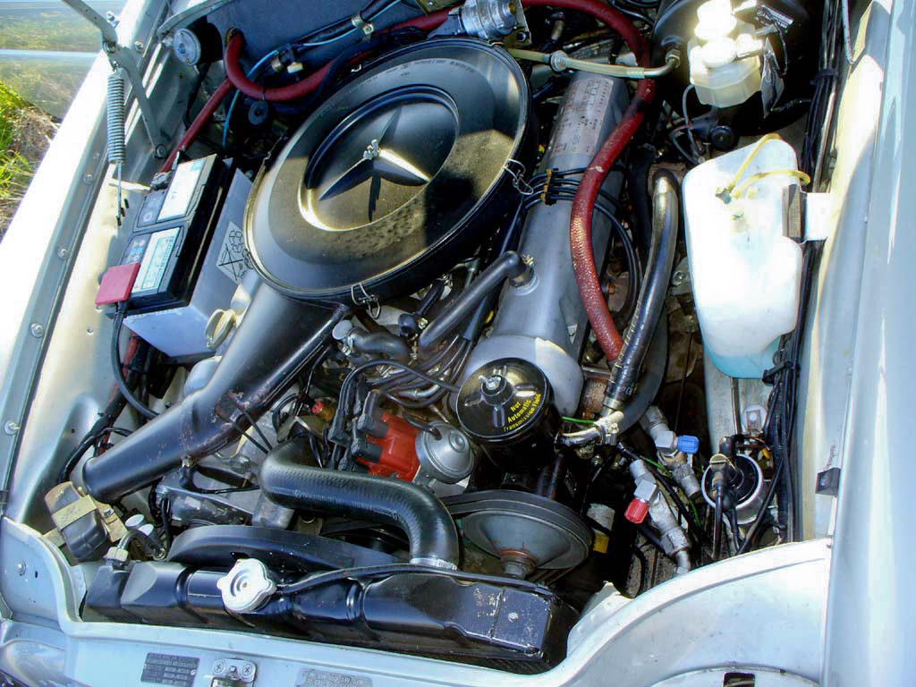 Ez egy régebbi W111 kabrió, még töklámpával, kisebb, hathengeres motorral