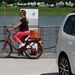 Piros elektromos bicikli a zöldülő Köln bizonyítéka