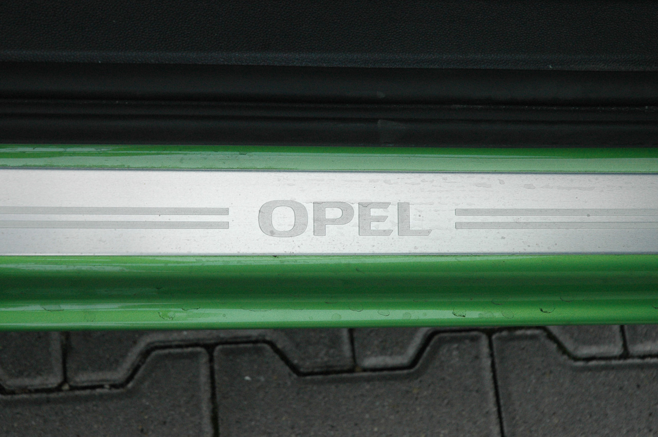 A taposón is Opel felirat - drágább autóknál ez így szokás