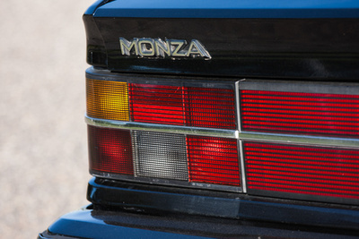A Monza különlegessége volt a ferde háromszög-lengőkaros futómű