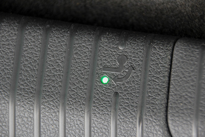 A hátsó VW embléma mögül kukucskál a tolatókamera