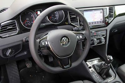 A hátsó VW embléma mögül kukucskál a tolatókamera