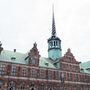 A koppenhágai tőzsde épülete, a híres toronnyal, ami négy sárkány összefonódott farka