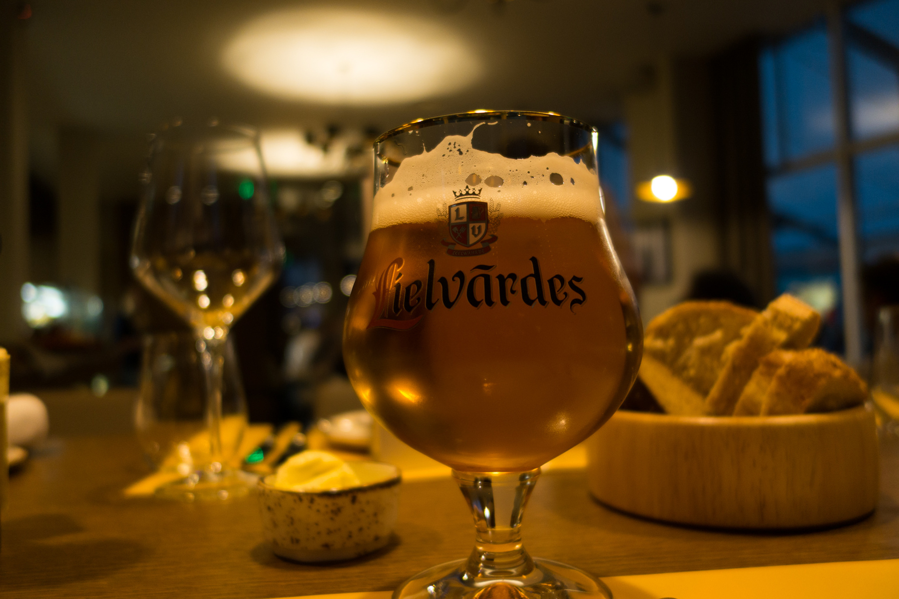 Határozottan jó a lett sör, legalábbis a Lielvardes, ami egy erőteljes pale ale. Az ogrei járásban, Lielvardében gyártották a Szovjetunió egyik legnépszerűbb sörét, a Medveölőt.