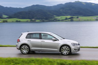 A kékes hátterű Volkswagen embléma-ajtó mögött találjuk a töltőcsatlakozót. A kábelt reteszelés védi a lopástól. A kábel hossza néhány méter csupán, hagyományos hosszabbítóval nem használható