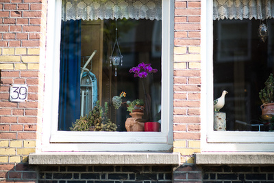 A hagyományos amsterdami házakba nem lehet nagyobb bútorokat bevinni, mert kicsi a kapu, de az ablakok nagyok. Így inkább mindent felcsigáznak.