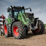 A traktor 9,5 tonna, az egész szerelvény össztömege 16 tonna lehet, tehát szállítani is bír, nem csak szántani-vetni