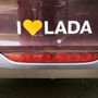 Szükség is van a szuggerálásra az I love Lada-feliratokkal, de eltartott pár napig, amíg megfejtettük, hogy ez a prizma valójában csak amolyan dizájn-csemege