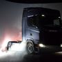 Látványos fényjáték keretében leplezték le az új Scania S szériát