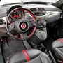 Jellegzetes Fiat 500 utastér, fekete-piros dizájnnal
