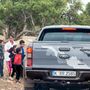 Nagyon Afrika: gyerekek csodálkoznak rá az új pickupokra. A háttérben zöldellnek az argánfák